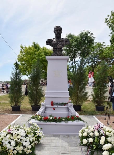 Памятник императору Николаю II в Евпатории (Крым)
